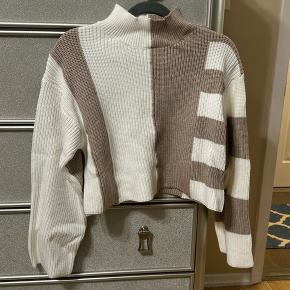 Sweaters - Color-block cable knit cropped sweater